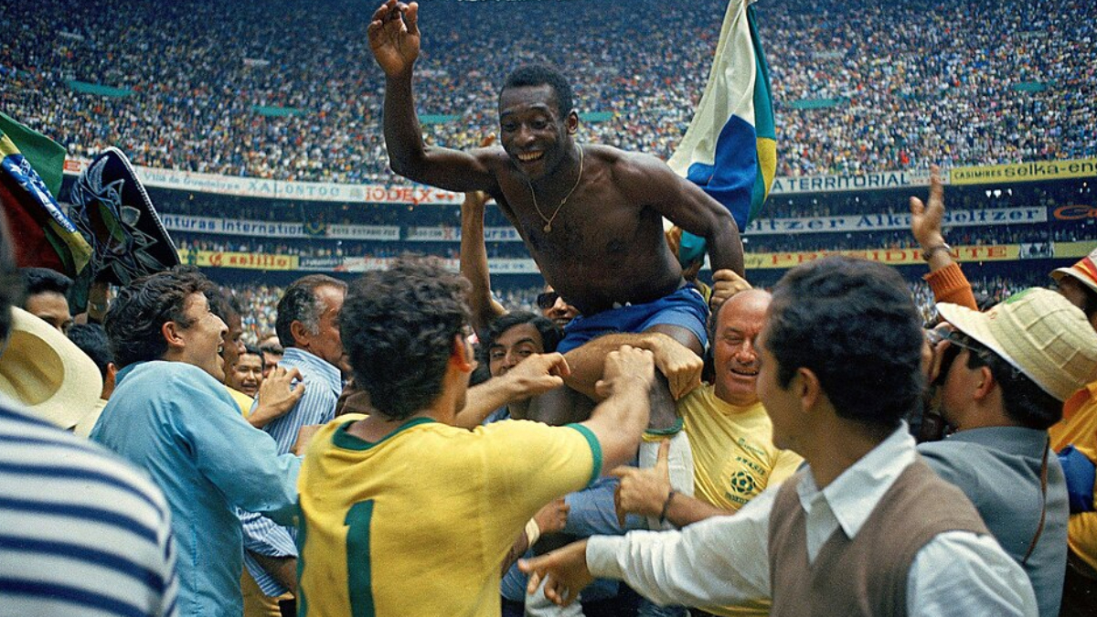 O legado de Pelé e Maradona no México continua vivo cada vez que o Azteca volta ao centro das atenções (Foto: Wikimedia Commons)
