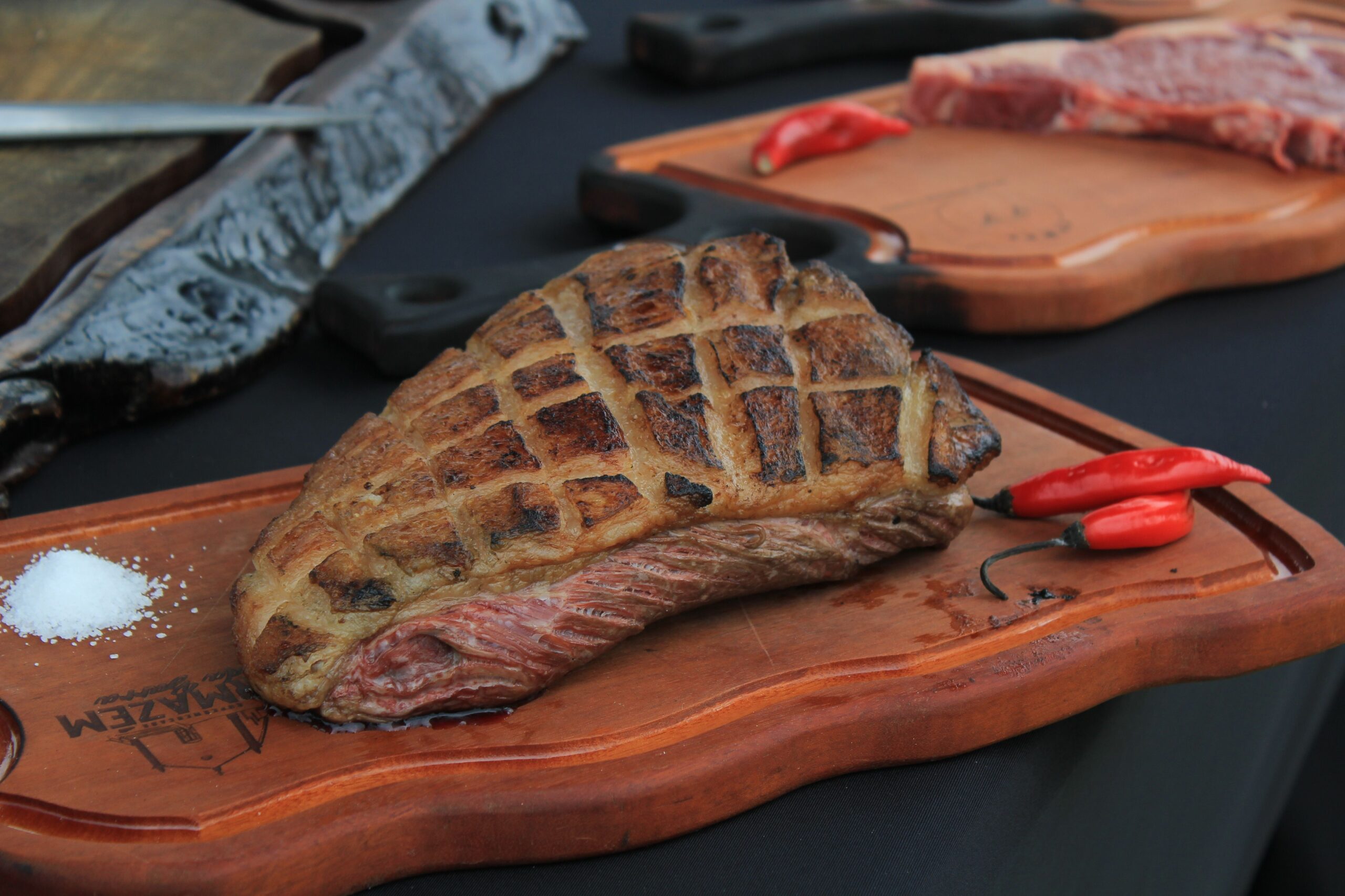 O sal grosso realça o sabor da carne, mas o modo de aplicação também merece atenção (Foto: Luiz Lorencetti/ Pexels)