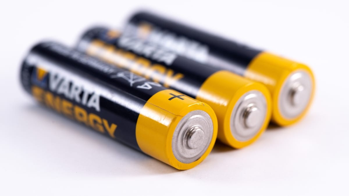 Pilha pequena (AA) ou palito (AAA)? Elas ganharam esses nomes quando os eletrônicos diminuíram e o mercado precisou de formatos menores que a antiga "Pilha A". (Foto: Pexels)