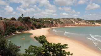 Baía Formosa pode se tornar um dos principais destinos de turismo de luxo do Brasil com a chegada de um resort avaliado em R$ 745 milhões (Foto: Marinelson Almeia/ Wikimedia Commons)