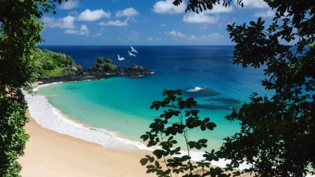 Dos Lençóis Maranhenses a Fernando de Noronha, ranking reúne paisagens que atraem viajantes em busca de natureza, mar cristalino e cenários preservados (Foto: Marina Feldhues/Wikimedia Commons)
