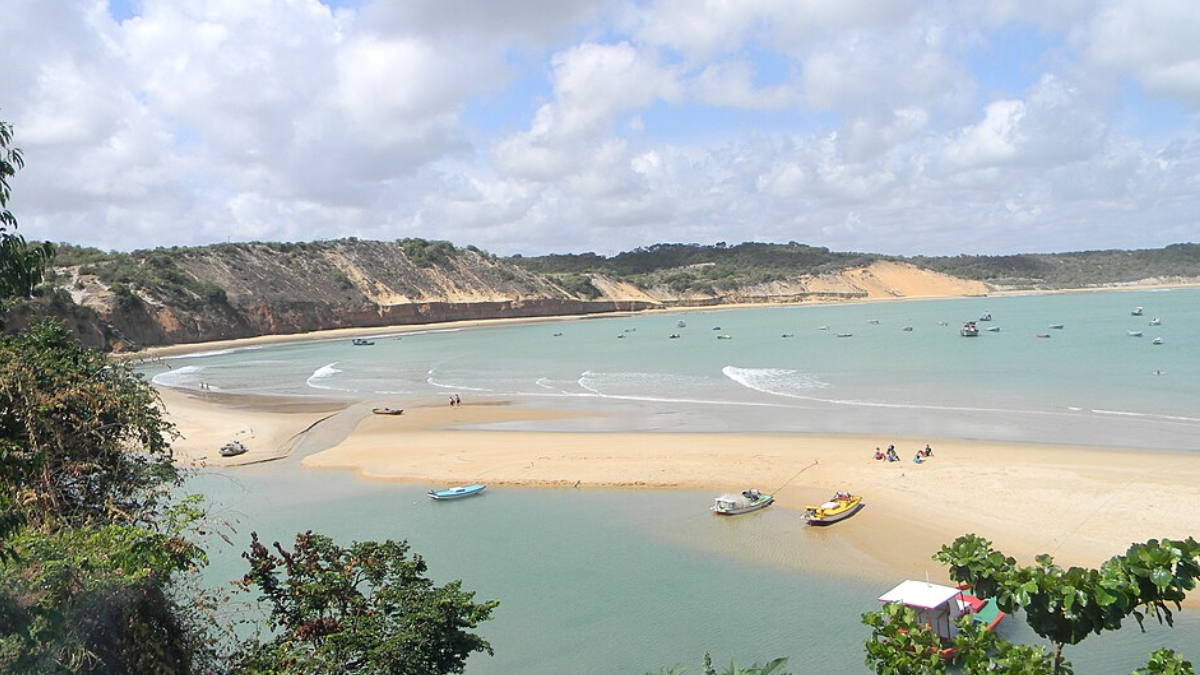 O litoral sul potiguar pode entrar definitivamente na rota dos viajantes que buscam exclusividade, conforto e contato com a natureza (Foto: Roberto Oliveira de Azevedo Maia Filho/ Wikimedia Commons)
