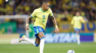 Raphinha jogando com a camisa da seleção brasileira