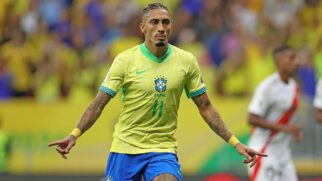 Raphinha com a camisa da seleção brasileira