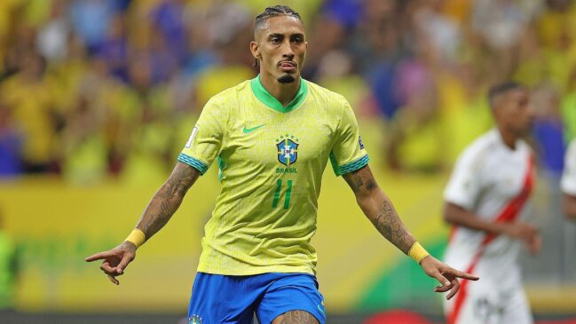 Raphinha com a camisa da seleção brasileira