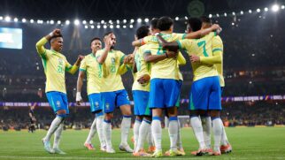 Seleção Brasileira reunida comemorando vitória diante de Senegal por 2 a 0 em amistoso