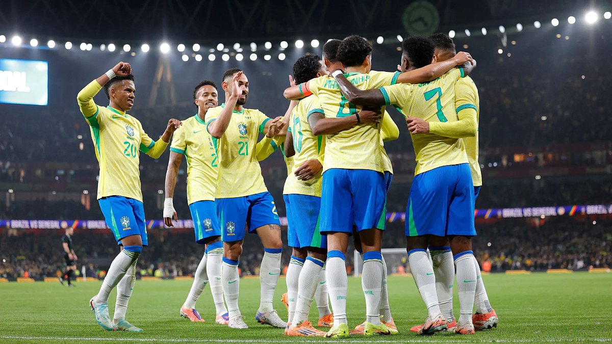 Seleção Brasileira reunida comemorando vitória diante de Senegal por 2 a 0 em amistoso