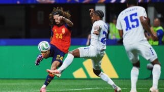 Cucurella divide bola com jogador de Cabo Verde em partida pela Copa do Mundo
