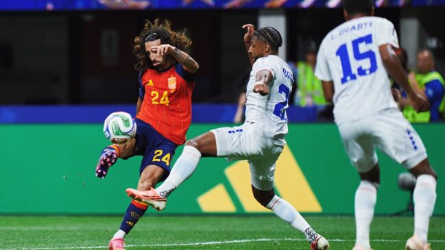 Cucurella divide bola com jogador de Cabo Verde em partida pela Copa do Mundo