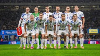 Seleção da Noruega posada sob chuva antes de disputar partida de futebol
