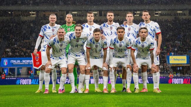 Seleção da Noruega posada sob chuva antes de disputar partida de futebol