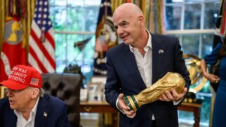 Presidente da Fifa, Gianni Infantino, em reunião na Casa Branca ao lado do presidente dos EUA, Donald Trump.