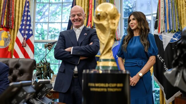 Gianni Infantino, presidente da Fifa, no salão oval, com a taça da Copa do Mundo.