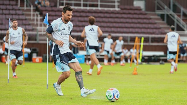 Messi treinando em centro de treinamento da seleção da argentina