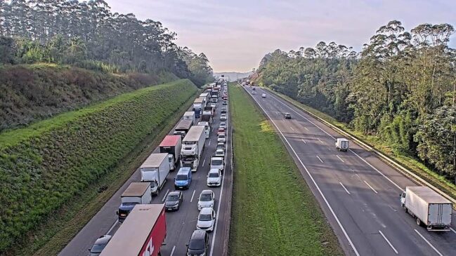 Fila de veículos e caminhões em trecho do Rodoanel Mário Covas, na Grande São Paulo