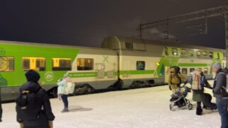 O famoso "Expresso do Papai Noel" é o nome carinhoso do trem noturno operado pela VR, a companhia ferroviária nacional da Finlândia. (Foto: Reprodução/Youtube/ Henrique Vefago)