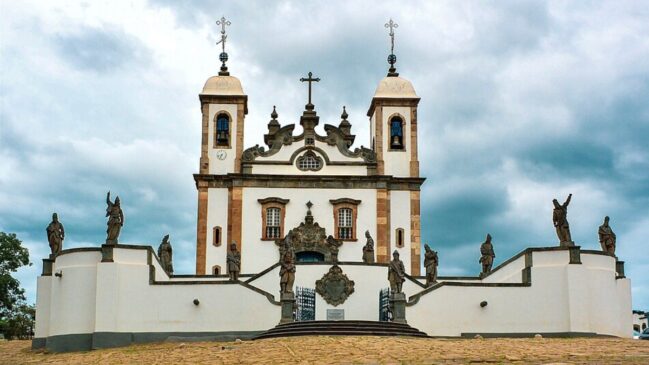 Santuário do Bom Jesus de Matozinhos atrai visitantes em busca de arte, fé e cultura em Minas Gerais (Foto: Robsouzza/Wikimedia Commons)