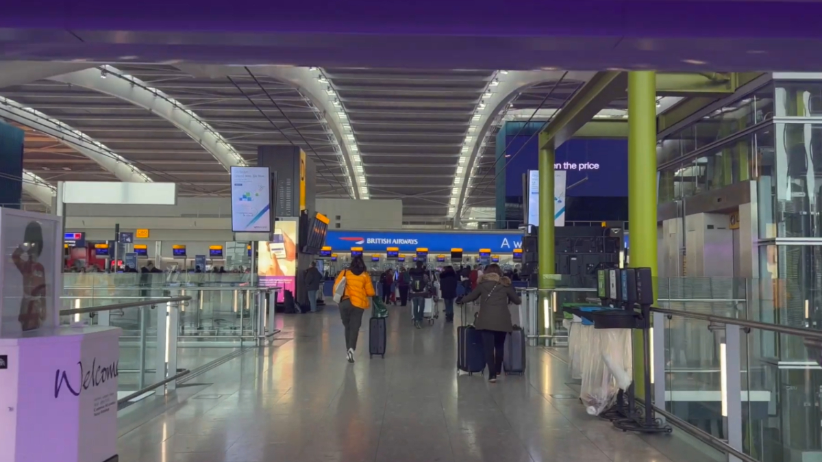 Vista de um dos terminais de Heathrow, aeroporto que conecta centenas de destinos e recebe milhões de passageiros anualmente (Reprodução: YouTube)