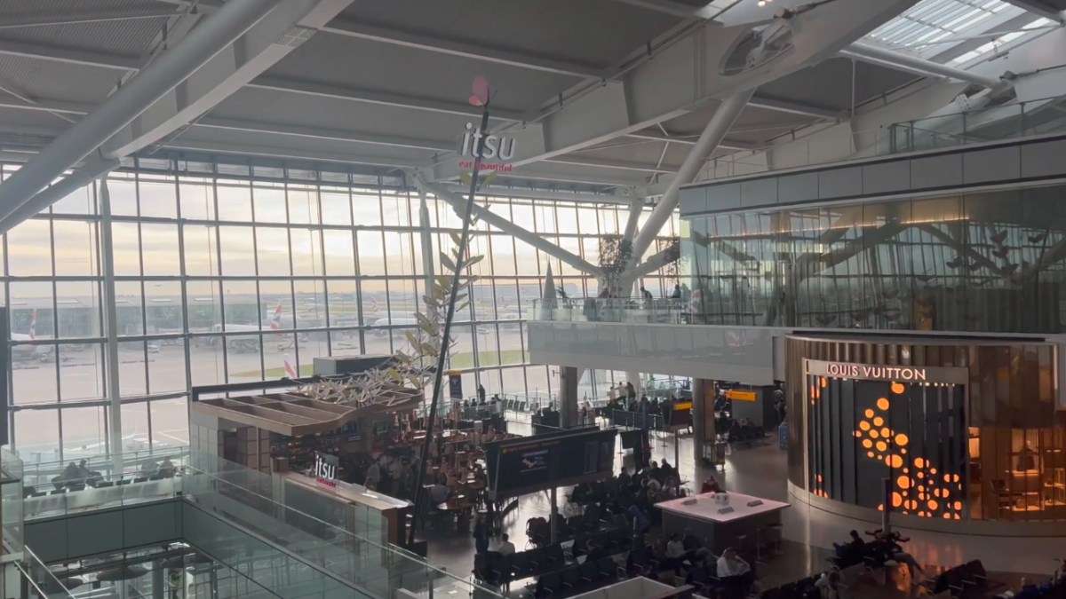 O Aeroporto de Heathrow, em Londres, é um dos mais movimentados do mundo e se destaca pela ampla oferta de serviços premium para passageiros internacionais (Reprodução: YouTube)