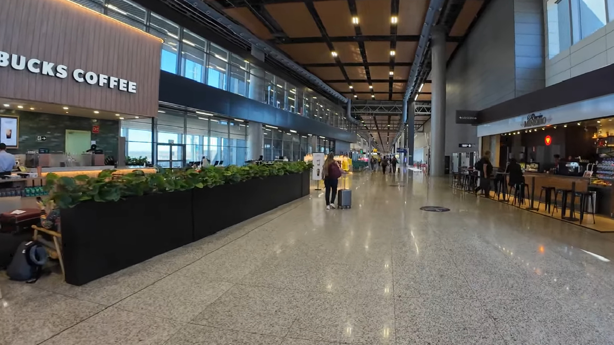 O Aeroporto Internacional de Confins se consolidou como um dos principais hubs da aviação brasileira, ampliando sua oferta de voos nacionais nos últimos anos (Reprodução/YouTube)