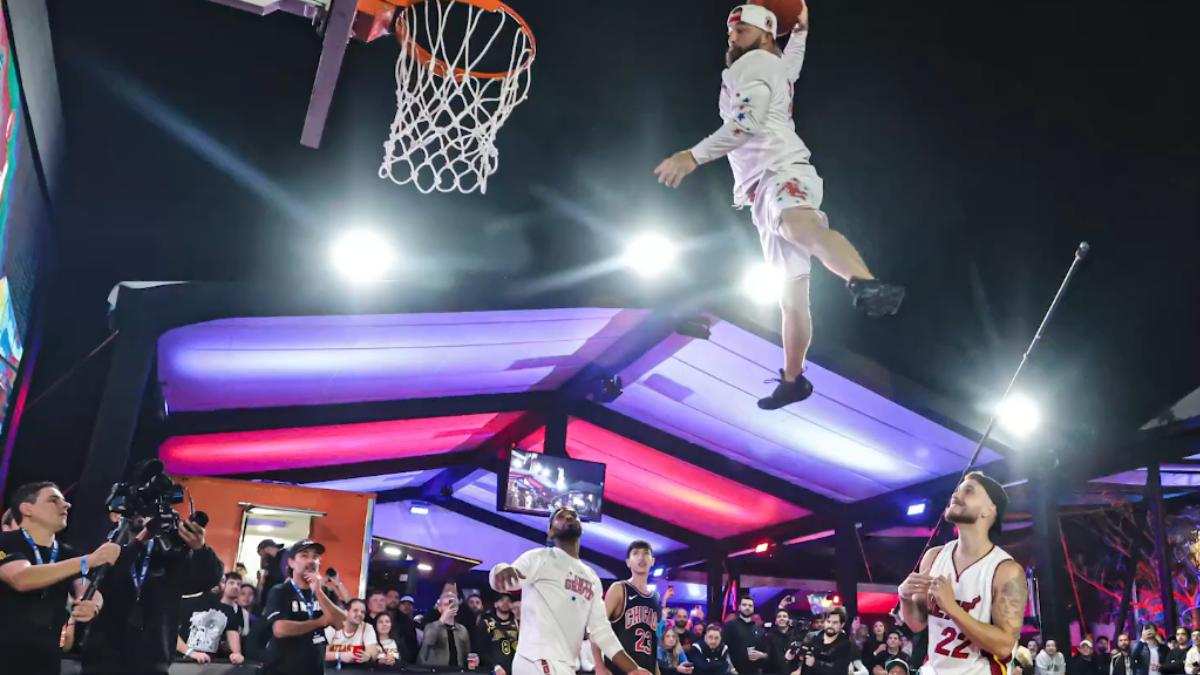 Telões gigantes, desafios esportivos e atrações temáticas fazem parte da programação da NBA House (Reprodução: YouTube)