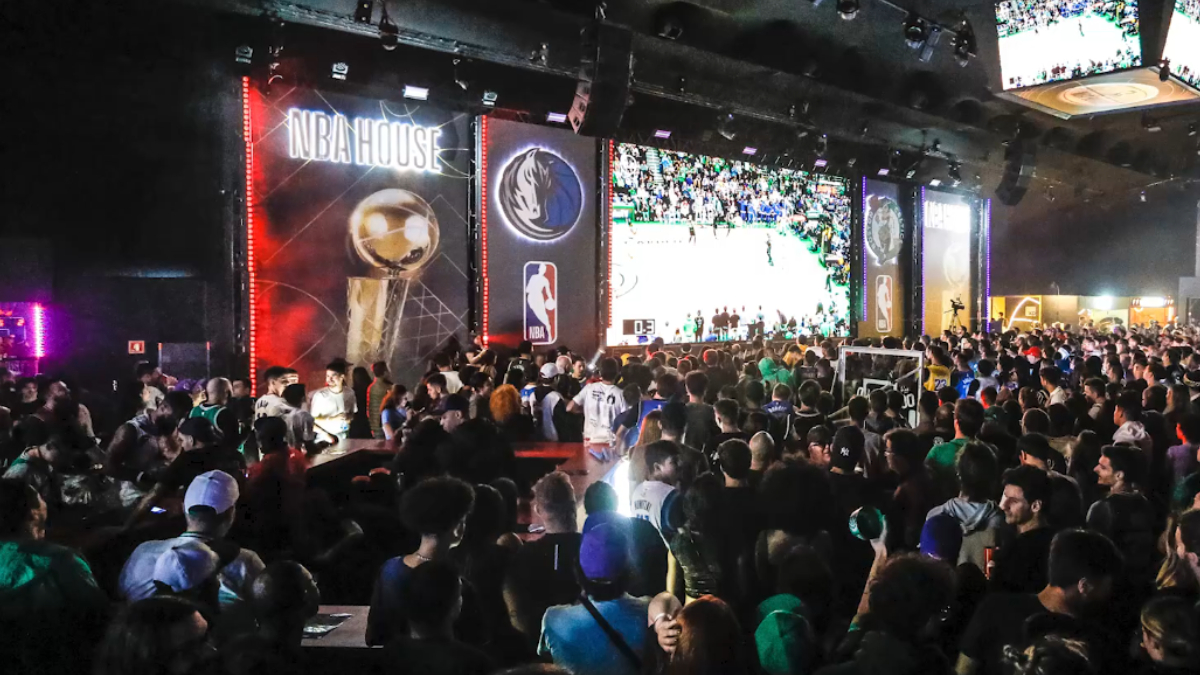 A estrutura da NBA House recria o clima das arenas da liga norte-americana (Reprodução: YouTube)