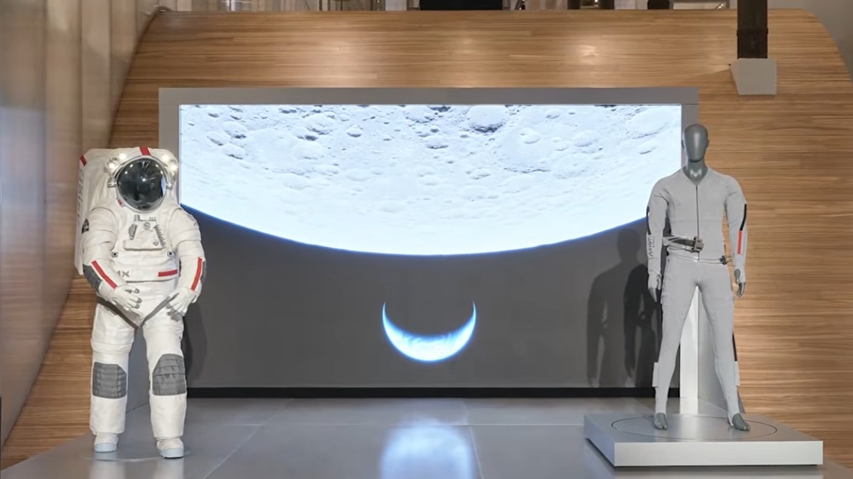 O traje lunar desenvolvido pela Axiom Space com colaboração da Prada foi projetado para futuras missões do programa Artemis (Reprodução: YouTube)