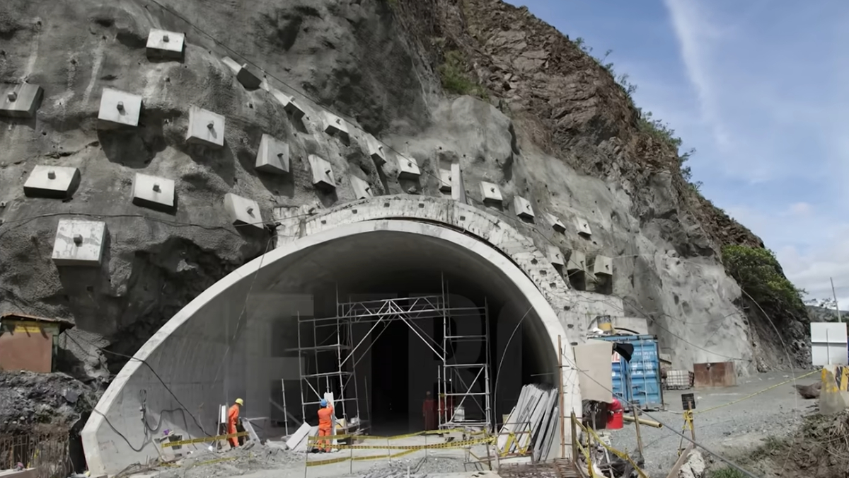 O projeto exige soluções de engenharia complexas para vencer as condições extremas da Cordilheira dos Andes (Reprodução: YouTube)