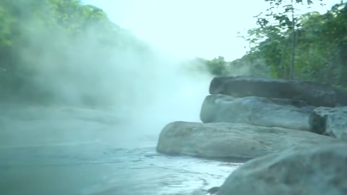O calor extremo de um rio localizado na Amazônia peruana transforma a paisagem em um dos fenômenos mais extraordinários da natureza (Reprodução: YouTube)