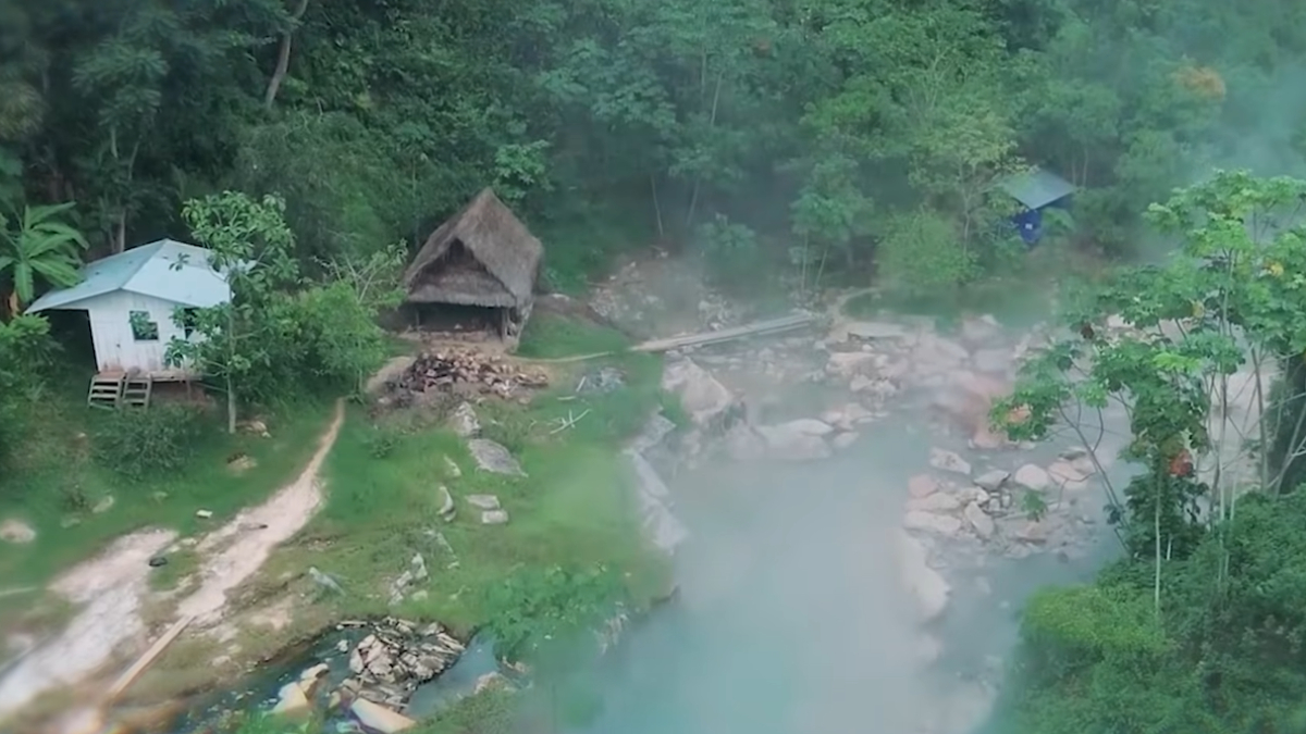 Águas escaldantes, vapor constante e muitos mistérios: conheça o rio que desafia a lógica no coração da floresta amazônica (Reprodução: YouTube)