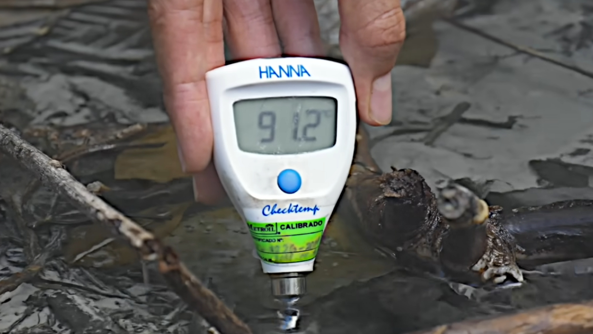 Em alguns pontos, a temperatura da água pode se aproximar dos 90°C, tornando o contato extremamente perigoso (Reprodução: YouTube)