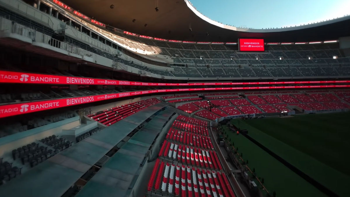 A modernização do Azteca reacende o debate entre preservar a história e adaptar o estádio às exigências do futebol atual (Reprodução: YouTube)