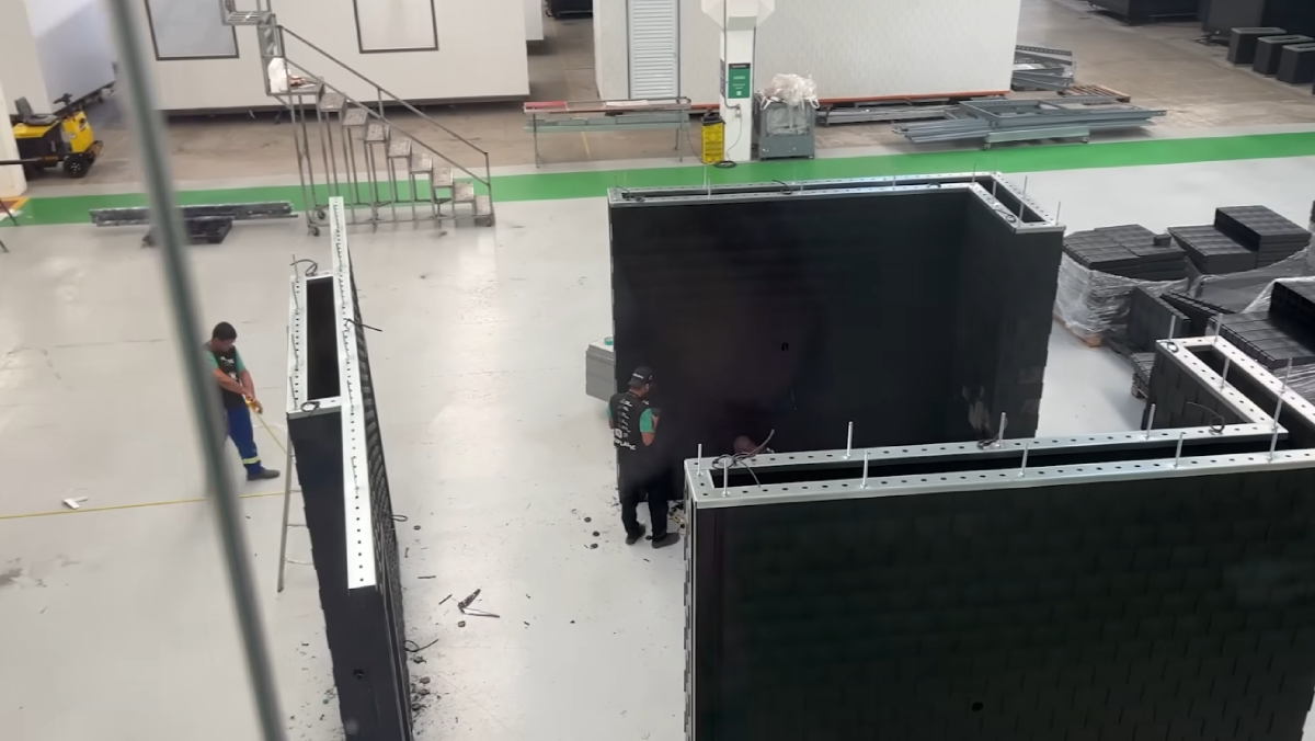 Casas feitas com blocos reciclados oferecem resistência à umidade, mofo e pragas (Reprodução: YouTube)