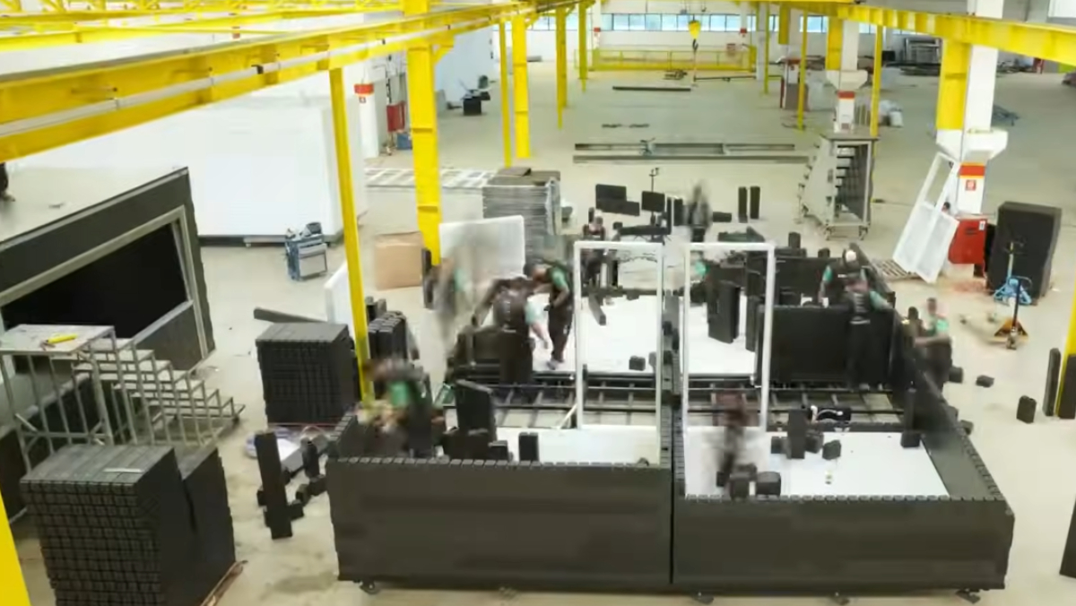 A construção modular de plástico vem chamando atenção pela combinação de sustentabilidade e economia (Reprodução: YouTube)