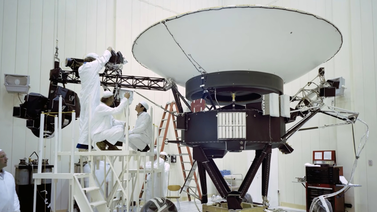 Mesmo após quase cinco décadas de missão, a Voyager 1 continua enviando dados valiosos para cientistas da NASA (Reprodução: YouTube)