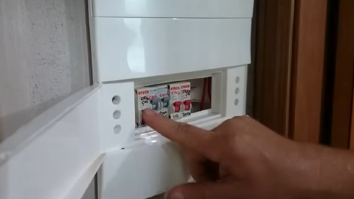 Antes da limpeza, é importante desligar a energia e fechar o registro de água (Reprodução: YouTube)