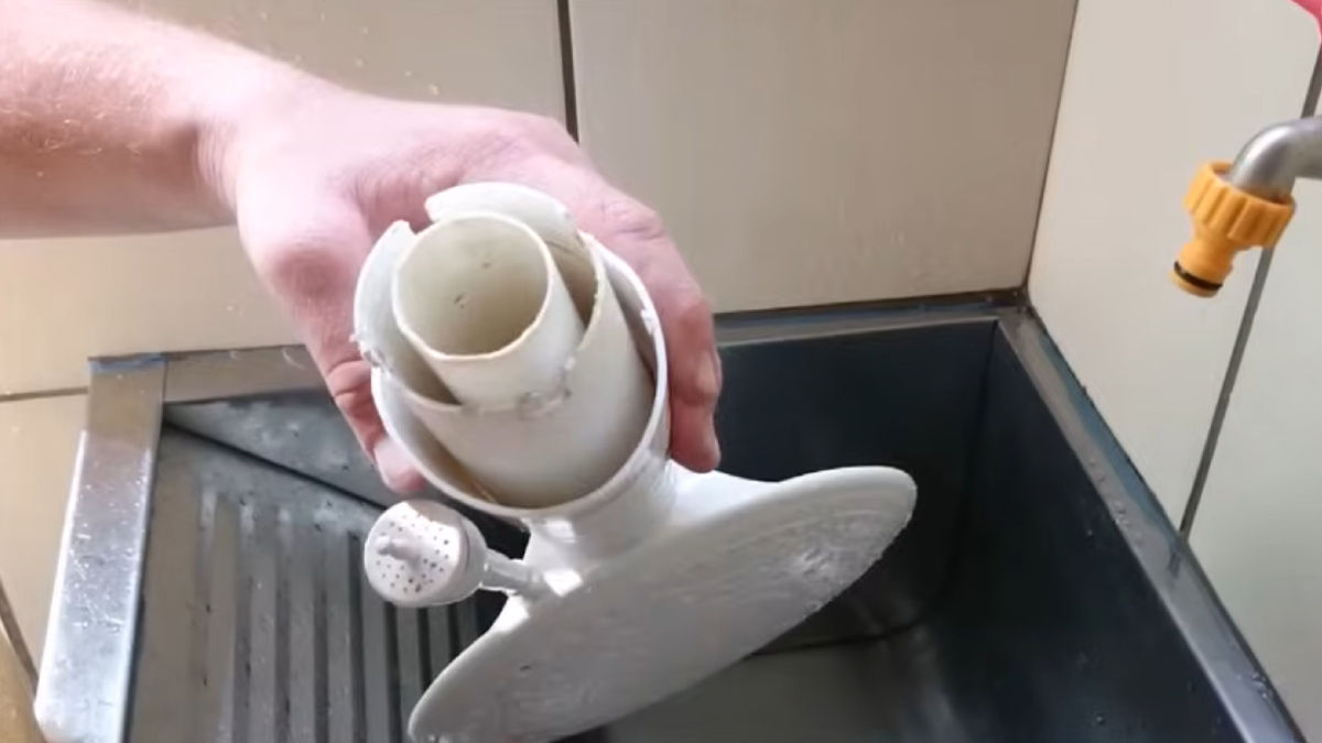 A limpeza periódica do chuveiro ajuda a recuperar a vazão da água e evitar entupimentos (Reprodução: YouTube)