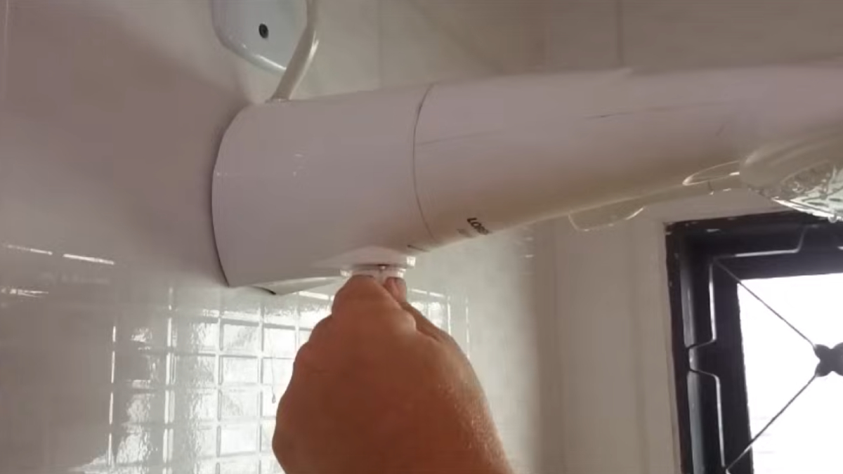 Limpar o espalhador regularmente ajuda a manter o funcionamento adequado do chuveiro (Reprodução: YouTube)