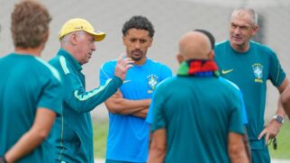 Carlo Ancelotti orienta atletas em treino da Seleção Brasileira