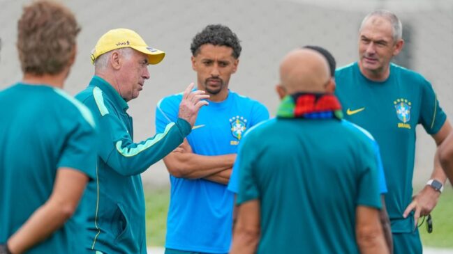 Carlo Ancelotti orienta atletas em treino da Seleção Brasileira