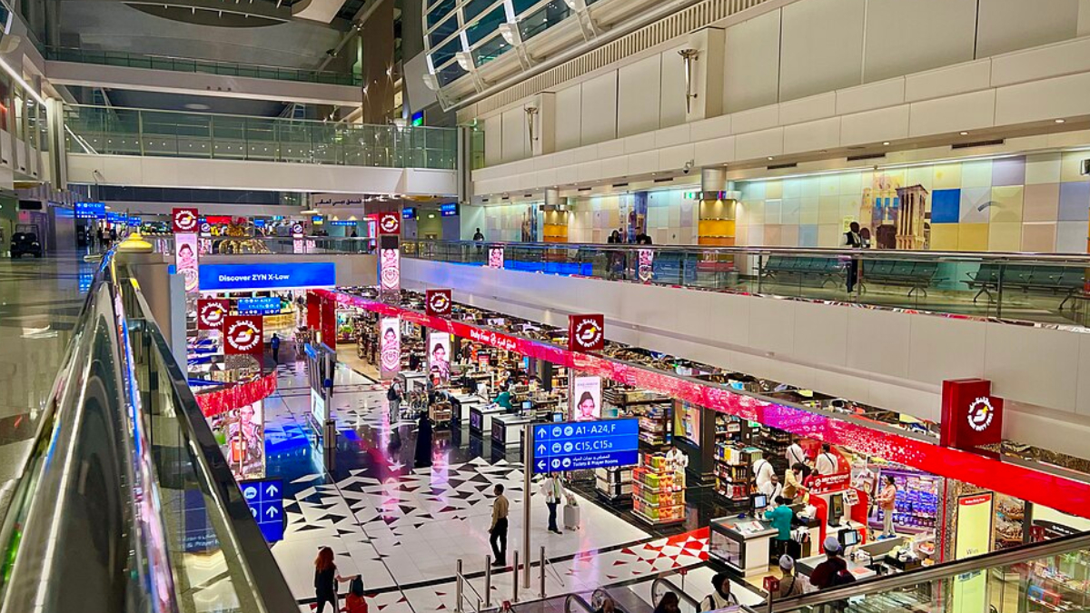 Área interna do Aeroporto Internacional de Dubai impressiona pelo design moderno e pela estrutura voltada ao conforto dos passageiros (Foto: Sharon Hahn Darlin/Wikimedia Commons)