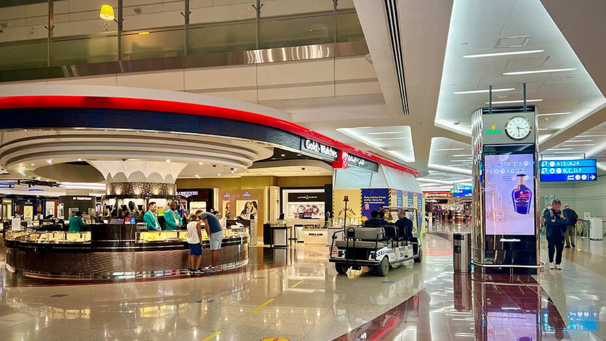 Corredores amplos e espaços sofisticados fazem do Aeroporto Internacional de Dubai um dos terminais mais luxuosos do mundo (Foto: Sharon Hahn Darlin/Wikimedia Commons)