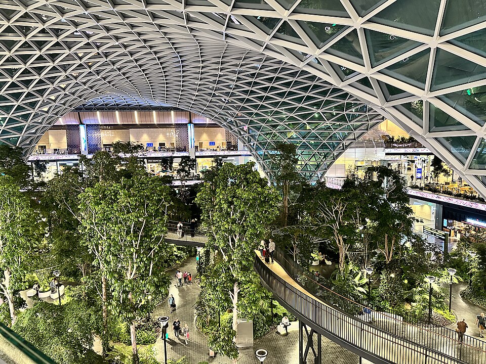Reconhecido mundialmente pela excelência em atendimento e serviços premium, o terminal é uma das principais portas de entrada do Oriente Médio (Foto: Slyronit/Wikimedia Commons)