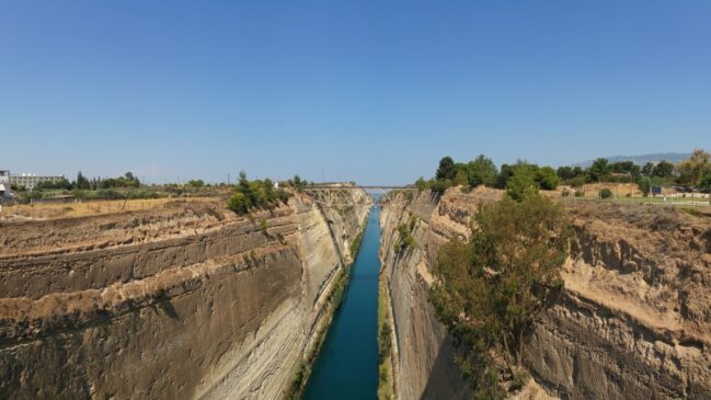 Uma das obras mais antigas sonhadas pela humanidade só saiu do papel na Grécia moderna, mudando a geografia do istmo do Peloponeso (Foto: Francesco Boggia/Wikimedia Commons)