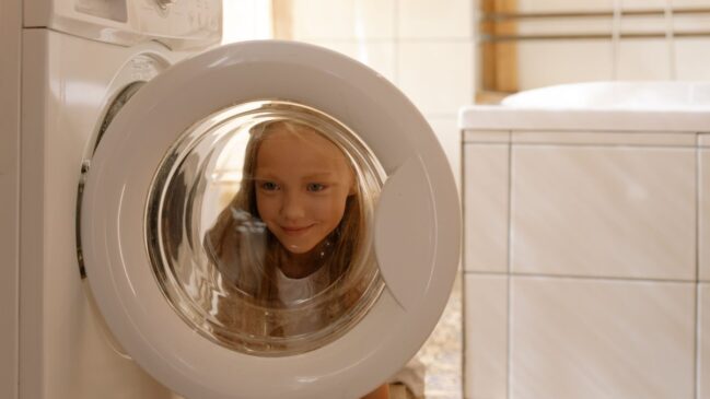 Faça a limpeza e manutenção periódica da lavadora: Resíduos de sabão, amaciante e fiapos acumulam-se facilmente no filtro, no compartimento dos produtos (dispenser) e nas borrachas de vedação. Limpe o filtro e as borrachas a cada 30 a 60 dias (Fotos: Pexels)