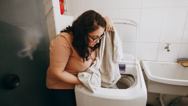 Esvazie os bolsos e prepare as peças:Antes de colocar qualquer roupa na máquina, verifique todos os bolsos para evitar esquecer moedas, chaves, grampos ou papéis. Esses objetos podem riscar o tambor, entupir a bomba de água ou danificar o filtro