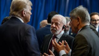 Lula e Trump se reunem em local comum e conversam
