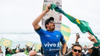 Yago Dora comemora vitória com bandeira do Brasil após sair do mar