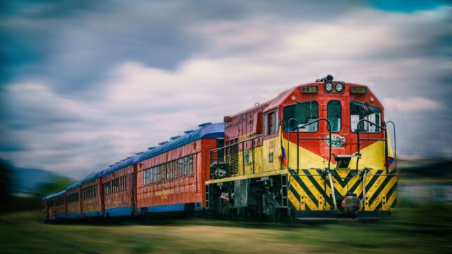 De depósito esquecido a herói sobre trilhos! O Trem 25 de Maio foi restaurado e agora viaja levando saúde, tecnologia e cultura gratuita para milhares de pessoas. Isso é a prova de que o patrimônio histórico pode transformar o futuro. Foto: Pexels