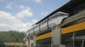 Trem da linha 17-Ouro parado sobre a estação Congonhas, no dia da inauguração